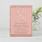 60 und Sassy Birthday Rose Gold Blush Pink Glitzer Einladung (Stehend Vorderseite)