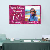 60 und Sassy Pink Name Happy Birthday Foto Banner (Messeveranstaltung)