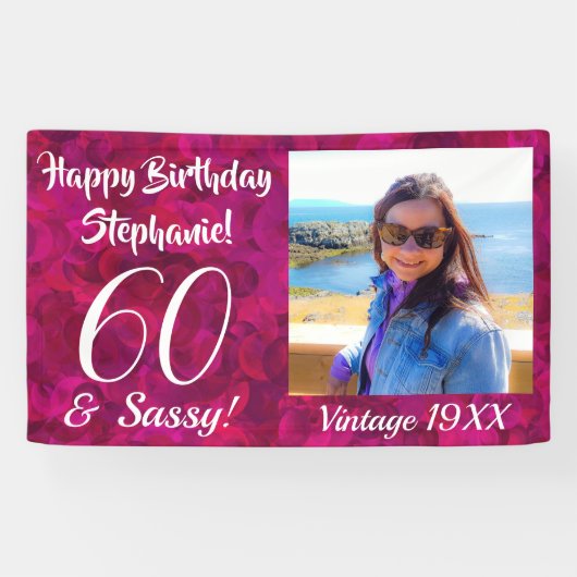 60 und Sassy Pink Name Happy Birthday Foto Banner (Horizontal)
