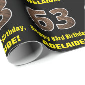 63. Geburtstag: Name & Imitate Holzkörnchen Muster Geschenkpapier (Rolleneckpunkt)