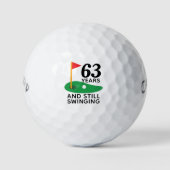 63 Jahre und immer noch schwingender sonniger 63. Golfball (Vorderseite)