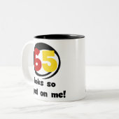 65 Blicke so gut auf mir T - Shirts und Geschenke Zweifarbige Tasse (Vorderseite Links)
