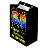 65. Geburtstag: Farbenfrohe Sterne Muster & Regenb Mittlere Geschenktüte (Rückseite Schrägansicht)