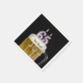 65. Geburtstag Kerzen in Bier Serviette (Ecke)