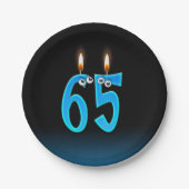 65. Geburtstag mit hellen Kerzenzahlen Pappteller (Vorderseite)