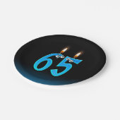 65. Geburtstag mit hellen Kerzenzahlen Pappteller (Schrägansicht)