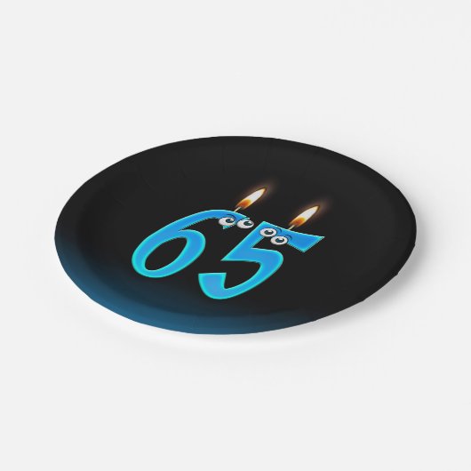 65. Geburtstag mit hellen Kerzenzahlen Pappteller (Schrägansicht)