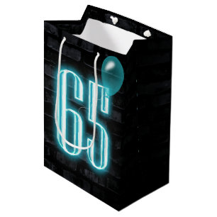 65. Geburtstag Neon Sign auf Brick Mittlere Geschenktüte