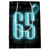 65. Geburtstag Neon Sign auf Brick Mittlere Geschenktüte (Vorderseite)