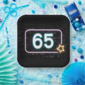 65. Geburtstag Neon Sign On Brick Pappteller (Party)