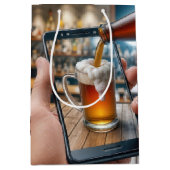 65. Geburtstagsbiere auf Smartphone Mittlere Geschenktüte (Vorderseite)