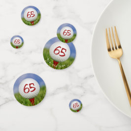65. Geburtstagsgolfball auf rotem Tee Konfetti