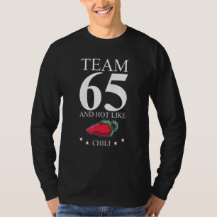 65. Geburtstagsteam 65 Jahre alt Heiß wie Chili T-Shirt
