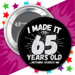 65 Jahre alt Sarcastic Meme Funny 65. Geburtstag Button<br><div class="desc">Dieses witzige 65. Geburtstagsdesign macht einen sarkastischen Spaß-Witz oder ein Novum-Gag für ein 65-jähriges Geburtstagsthema oder eine Überraschung für die 65. Geburtstagsparty! Das "I made it to 65 Years Old.. Nothing Scares Me" lustige 65. Geburtstagsmeme, die viel Lachen von Familie, Freunden, Party und dem Geburtstag Typ oder Mädchen bekommen wird!...</div>