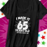 65 Jahre alt Sarcastic Meme Funny 65. Geburtstag T-Shirt<br><div class="desc">Dieses witzige 65. Geburtstagsdesign macht einen sarkastischen Spaß-Witz oder ein Novum-Gag für ein 65-jähriges Geburtstagsthema oder eine Überraschung für die 65. Geburtstagsparty! Das "I made it to 65 Years Old.. Nothing Scares Me" lustige 65. Geburtstagsmeme, die viel Lachen von Familie, Freunden, Party und dem Geburtstag Typ oder Mädchen bekommen wird!...</div>