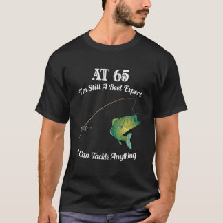 65-jähriger Fischer beim Angeln T-Shirt