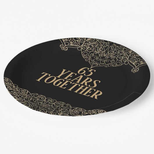 65-jähriges Gold-Lace auf der schwarzen Papierplat Pappteller (Schrägansicht)