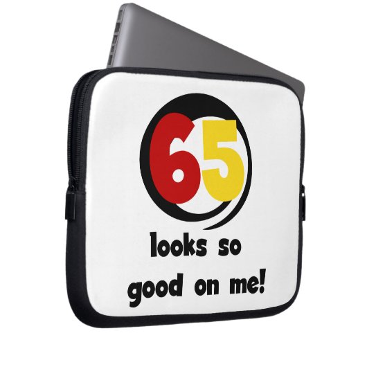 65 sieht mir so gut aus wie T - Shirt und Geschenk Laptopschutzhülle (Vorne Rechts)