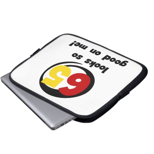 65 sieht mir so gut aus wie T - Shirt und Geschenk Laptopschutzhülle (Vorne Knopf)