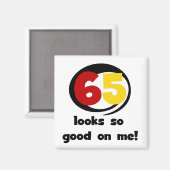 65 sieht mir so gut aus wie T - Shirt und Geschenk Magnet (Vorderseite/Rückseite)