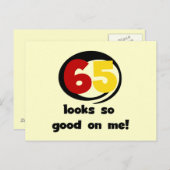 65 sieht mir so gut aus wie T - Shirt und Geschenk Postkarte (Vorne/Hinten)