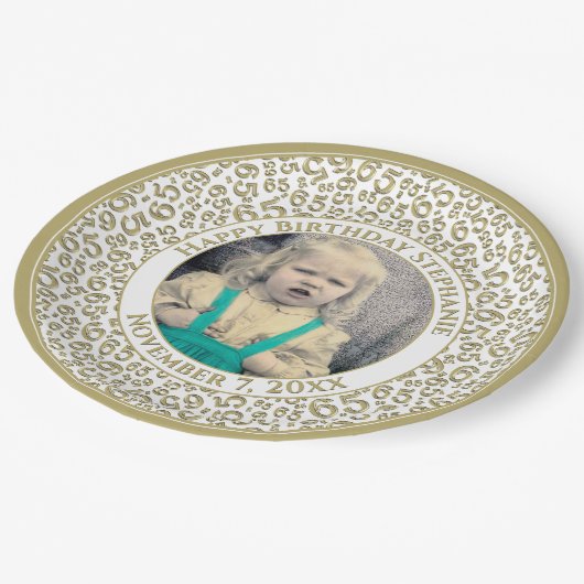 65 Your Photo Random Number Pattern Gold/White Pappteller (Schrägansicht)