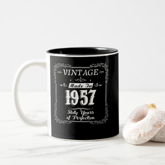 65th birthday 1957 Year of Perfection Gift Idea Zweifarbige Tasse (Mit Donut)