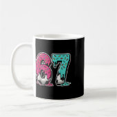 67 Eis-Drip-Fußball Gen Alpha-Slang Six Seven Kaffeetasse (Links)