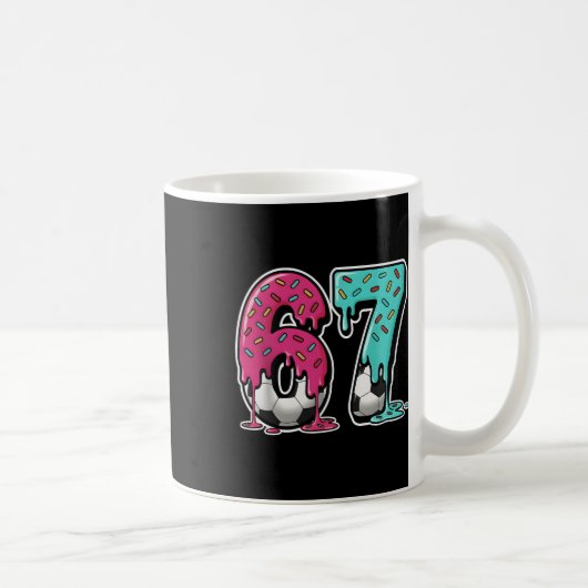 67 Eis-Drip-Fußball Gen Alpha-Slang Six Seven Kaffeetasse (Rechts)