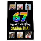 67. Geburtstag: Regenbogen "67", benutzerdefiniert Mittlere Geschenktüte (Rückseite)