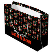 67 Meme Holiday Name Große Geschenktüte (Rückseite Schrägansicht)