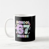 67 Meme Lustige Schulkrankenschwester Sechs Sieben Kaffeetasse (Links)