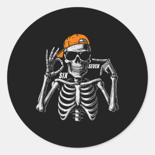 67 Meme Trendiges Skelett Halloween Lustig Six Sev Runder Aufkleber