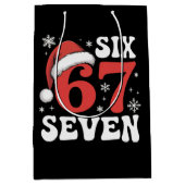 67 Santa Hat Christmas Six Seven Funny Sayings Mittlere Geschenktüte (Vorderseite)