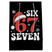 67 Santa Hat Christmas Six Seven Funny Sayings Mittlere Geschenktüte (Rückseite)