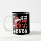 67 Santa Hat Christmas Six Seven Funny Sayings Zweifarbige Tasse (Links)