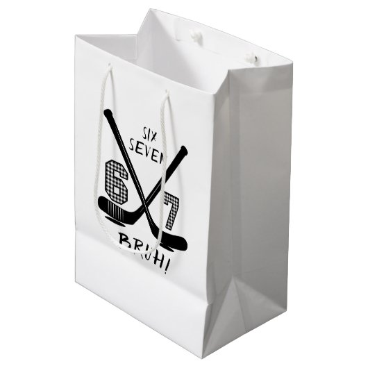 67 Six Seven Funny Meme Brain Rot Meme Mittlere Geschenktüte (Vorderseite Schrägansicht)