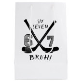 67 Six Seven Funny Meme Brain Rot Meme Mittlere Geschenktüte (Rückseite)