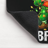 67 St. Patrick Lustiger Six Seven Meme Kobold Jung Mousepad (Ecke)