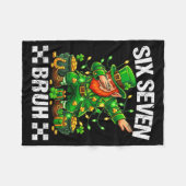67 St Patricks Funny Six Seven Meme Leprechaun Boy Fleecedecke (Vorderseite (Horizontal))