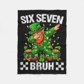 67 St Patricks Funny Six Seven Meme Leprechaun Boy Fleecedecke (Vorderseite)