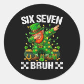 67 St Patricks Funny Six Seven Meme Leprechaun Boy Runder Aufkleber (Vorderseite)