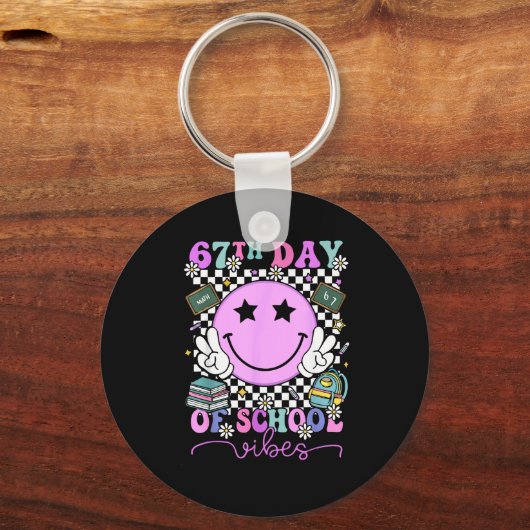 67th Day Of School Vibes Groovy Retro 100 Days Of Schlüsselanhänger (Vorderseite)