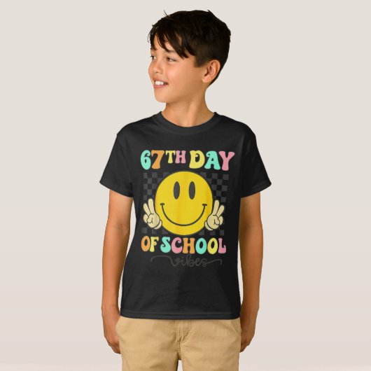 67th Day Of School Vibes Groovy Smile Face 67 Six T-Shirt (Vorne ganz)