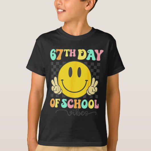 67th Day Of School Vibes Groovy Smile Face 67 Six T-Shirt (Vorderseite)