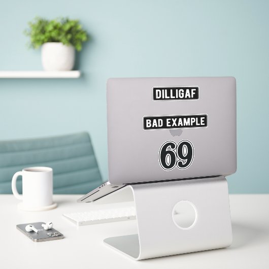 69 Helm Sticker Packs (Laptop auf Schreibtisch)