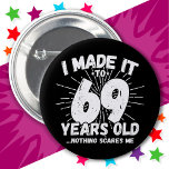 69 Jahre alt Sarcastic Meme Funny 69. Geburtstag Button<br><div class="desc">Dieses witzige 69. Geburtstagsdesign macht einen sarkastischen Spaß-Witz oder ein Novum-Gag-Geschenk für ein 69-jähriges Geburtstagsthema oder überrascht 69. Geburtstagsparty! Das "I made it to 69 Years Old.. Nothing Scares Me" lustige 69. Geburtstagsmeme,  die viel Lachen von Familie,  Freunden,  Party und dem Geburtstagskind oder dem Typ bekommen wird!</div>