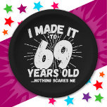 69 Jahre alt Sarcastic Meme Funny 69. Geburtstag Pappteller<br><div class="desc">Dieses witzige 69. Geburtstagsdesign macht einen sarkastischen Spaß-Witz oder ein Novum-Gag-Geschenk für ein 69-jähriges Geburtstagsthema oder überrascht 69. Geburtstagsparty! Das "I made it to 69 Years Old.. Nothing Scares Me" lustige 69. Geburtstagsmeme,  die viel Lachen von Familie,  Freunden,  Party und dem Geburtstagskind oder dem Typ bekommen wird!</div>