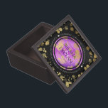 6. 33. 47. 48. Geburtstag von Amethyst Kiste<br><div class="desc">Feiern Sie das 6., 33., 47. oder 48. Hochzeitstag mit dieser Gedenkbox! Elegante schwarz-weiße Serifenschrift mit vergoldeten, sechseckigen Konfetti auf einem lila und schwarzen Amethystboden verleihen diesem besondere Anlass eine unvergessliche Touch und einen (außergewöhnlichen) Meilenstein. Passen Sie sich mit den Namen des glücklichen Paares, den Jahren der Ehe und den...</div>