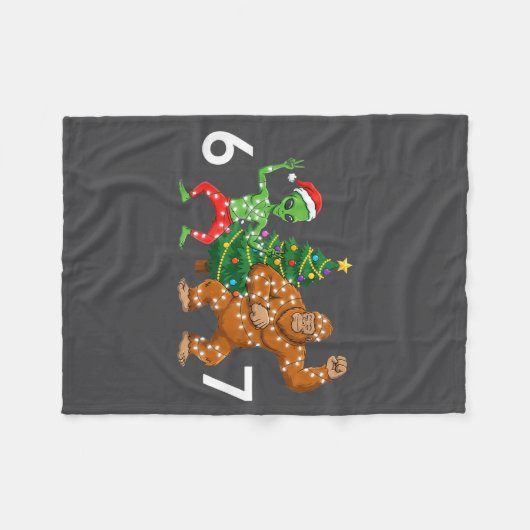 6 7 Meme Christmas Alien Sasquatch Six Seven Fun  Fleecedecke (Vorderseite (Horizontal))